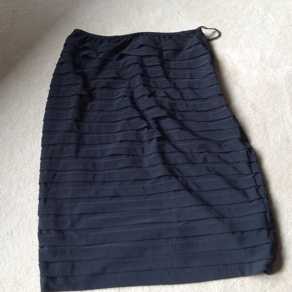 SCARLET skirt. Black tiered elastic waist. Sz M